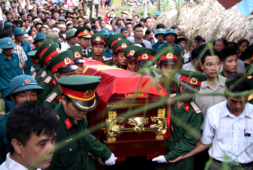 Làng quê nghẹn ngào đón chiến sĩ đặc công về đất mẹ